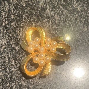 Elegant Gold and Pearl Brooch